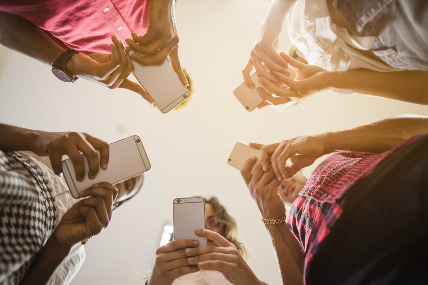 Pessoas anônimas ocupadas com smartphones
