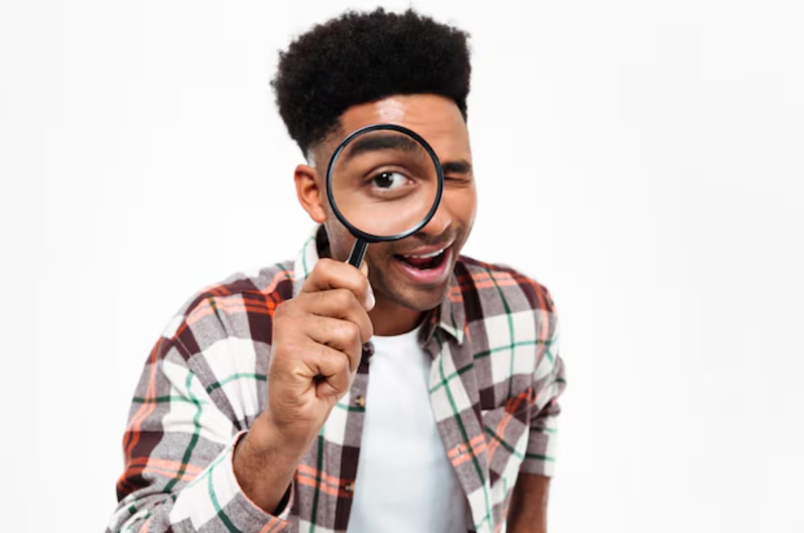 Retrato de um jovem africano alegre
