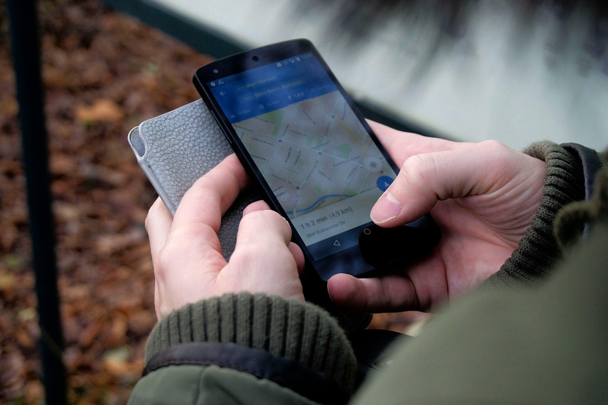 Por que mais tráfego não significa mais clientes? Pessoa Que Usa O Aplicativo Google Maps