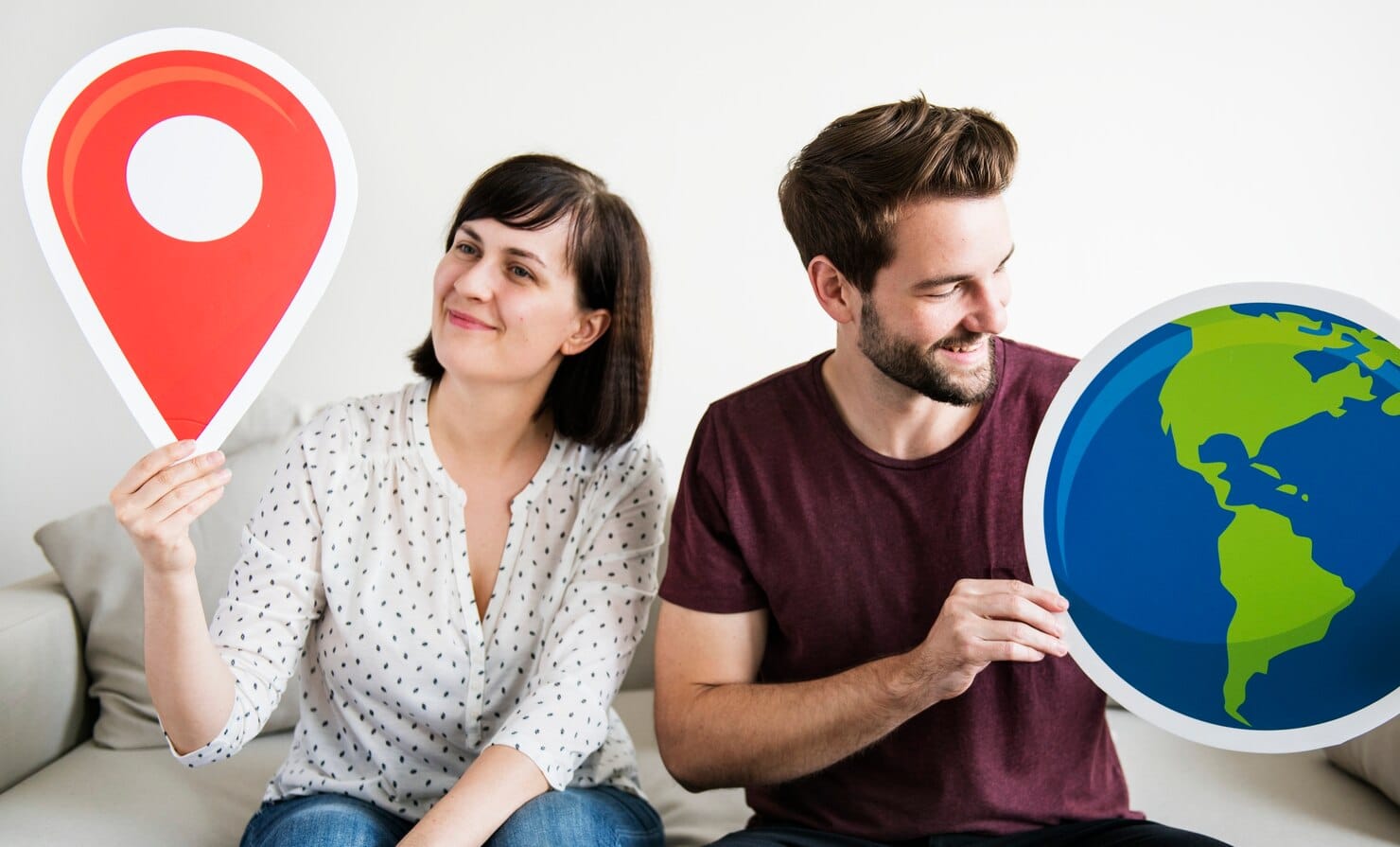 SEO local não é mais suficiente: por que mais tráfego não significa mais clientes? Um casal branco wanderlust