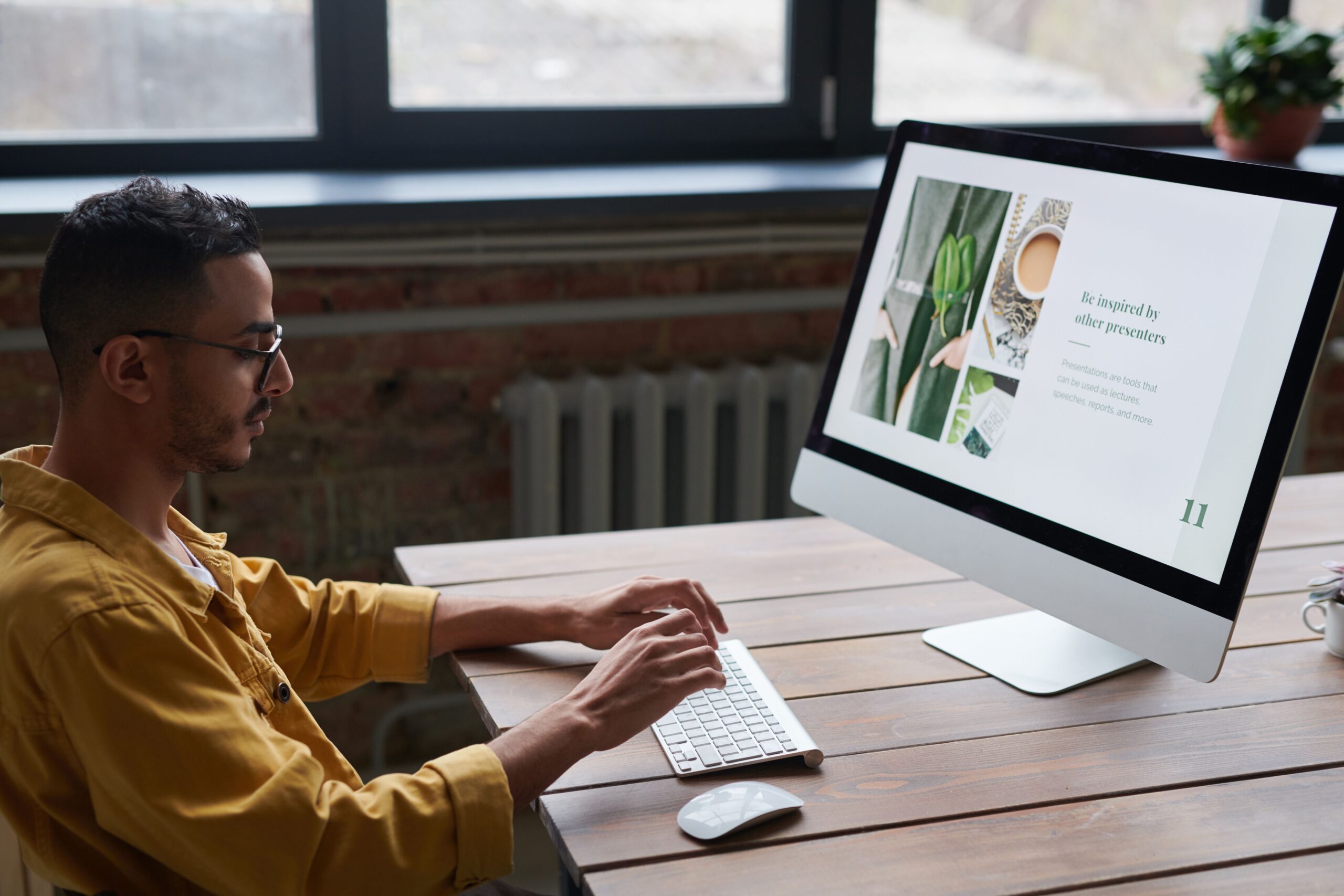 empresário trabalhando em site para empresas