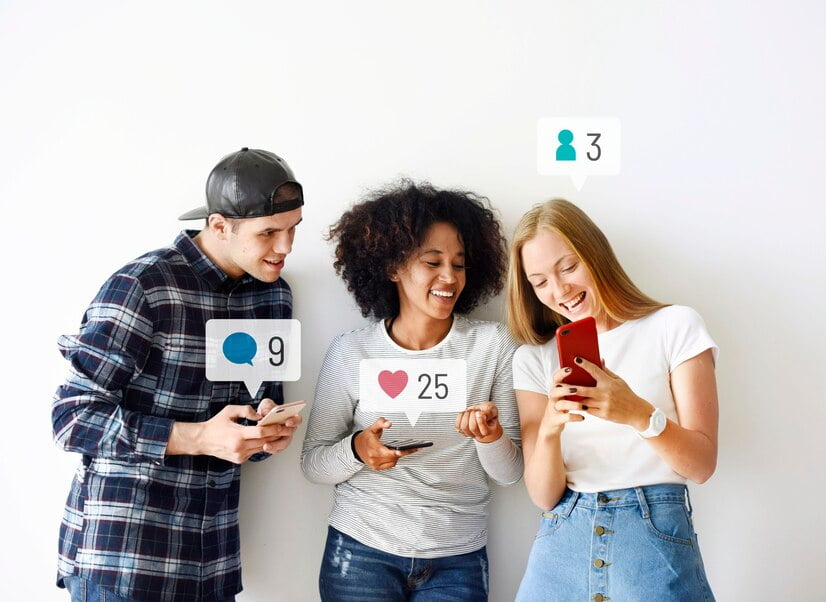 Amigos felizes olhando para as redes sociais em um smartphone