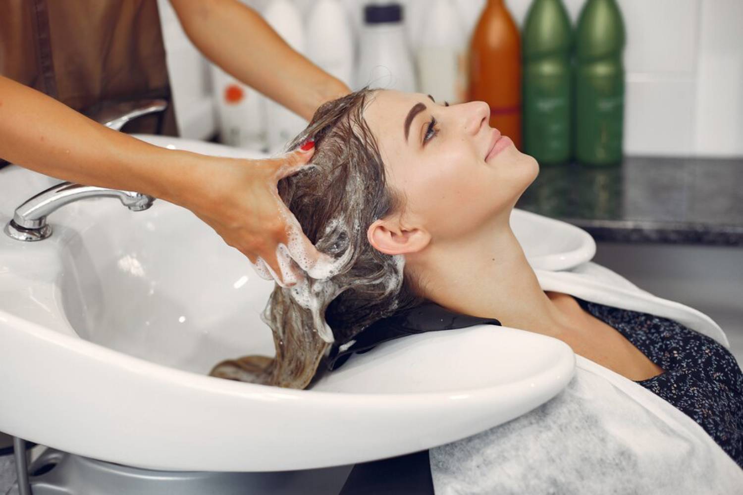 cabeça de lavagem de mulher -em um salão de cabeleireiro