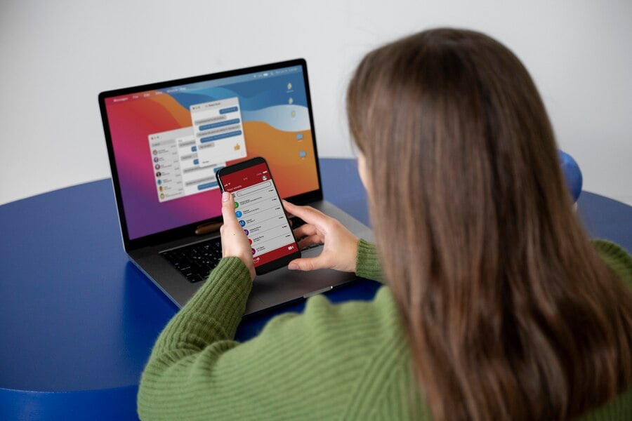 Mulher pesquisando algo na internet usando seu smartphone enquanto está em casa
