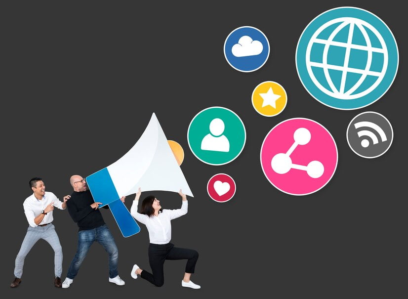 Pessoas com um megafone e ícones de marketing de mídia social
