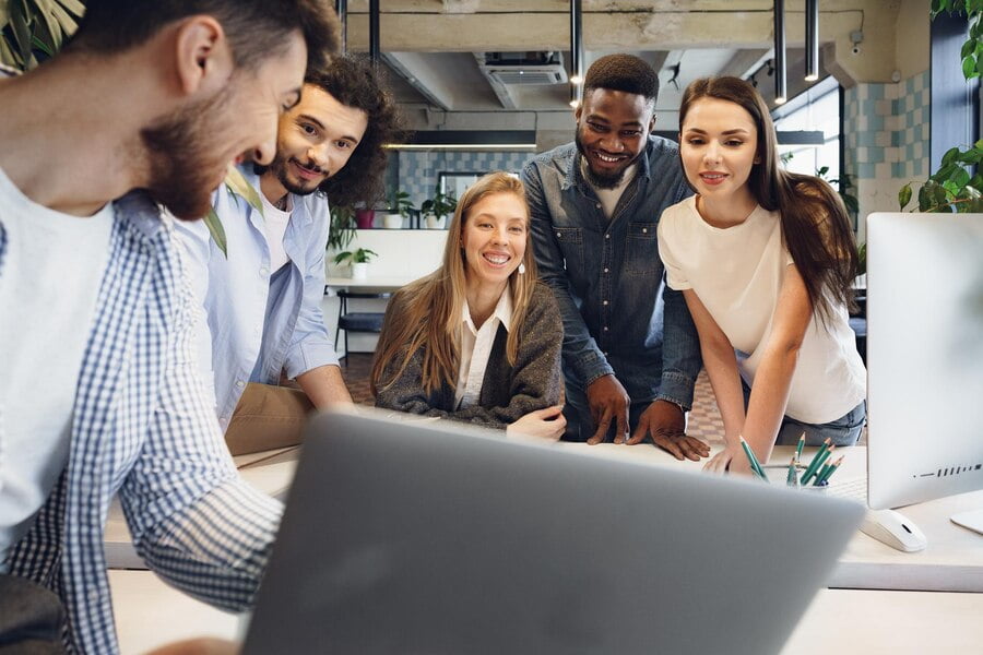 Agência 360 vs. Agências especializadas: qual é a melhor escolha para sua empresa? 2 Equipe de diversos colegas de trabalho em um escritório moderno discute seu projeto juntos