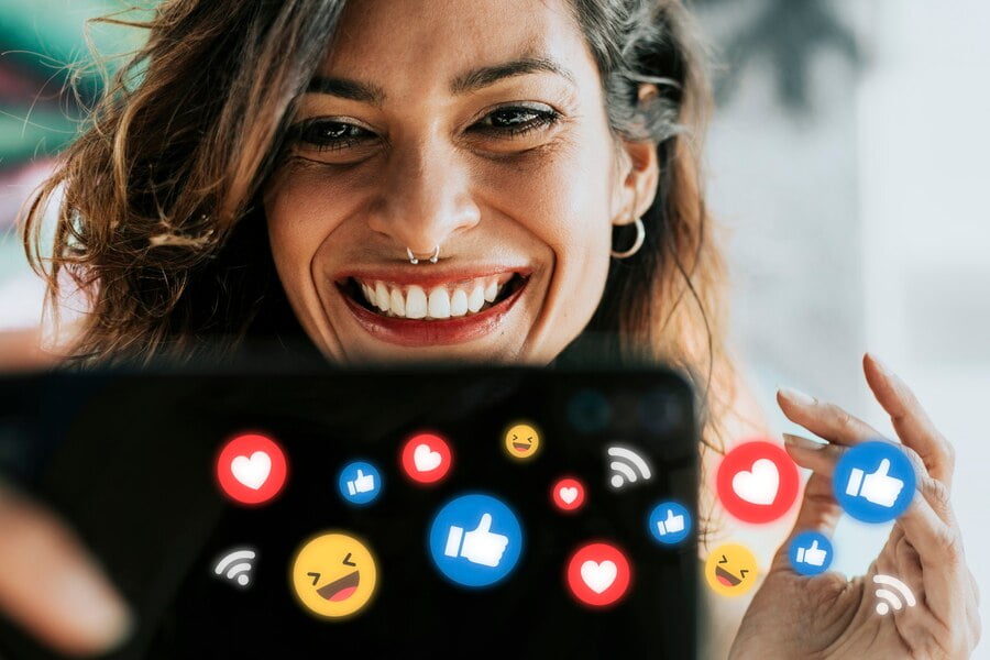 Influenciador de mídia social recebendo curtidas e reações positivas