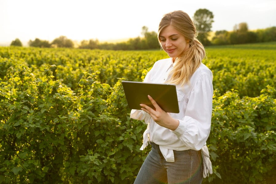 Mulher na fazenda com tablet
