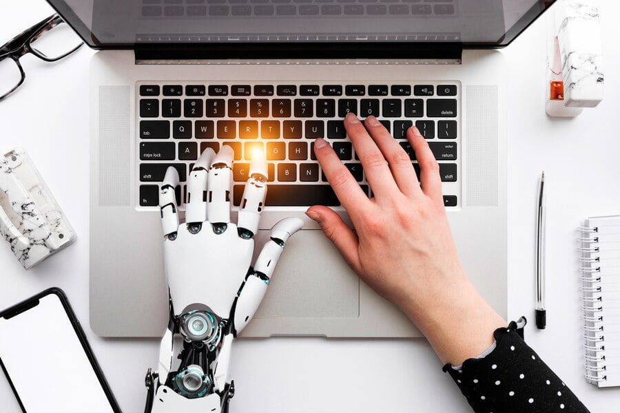 Os impactos da inteligência artificial no Marketing B2B e B2C 1 Pessoa que usa a ferramenta ai no trabalho