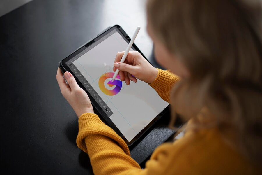 Além do Visual: a Influência Das Cores no Branding 2 Designer de logotipo feminino trabalhando em um tablet gráfico