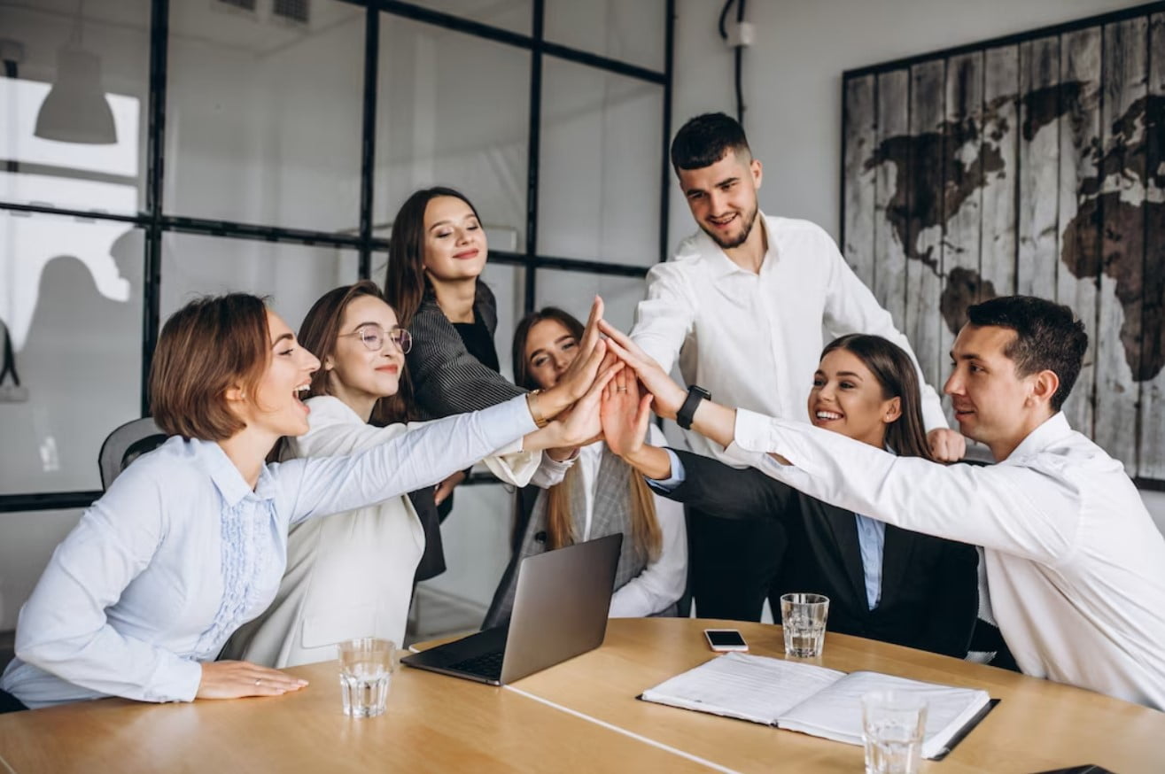 Grupo de pessoas elaborando plano de negócios em um escritório
