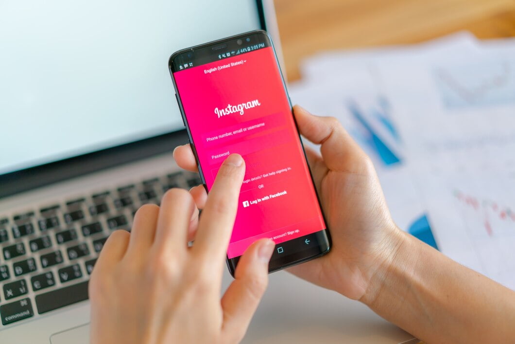 Mão segurando Samsung  com aplicativo móvel para Instagram na tela.