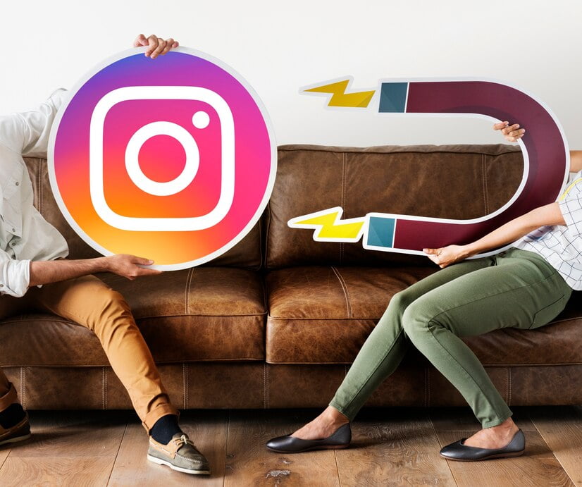 Pessoas segurando um ícone do instagram