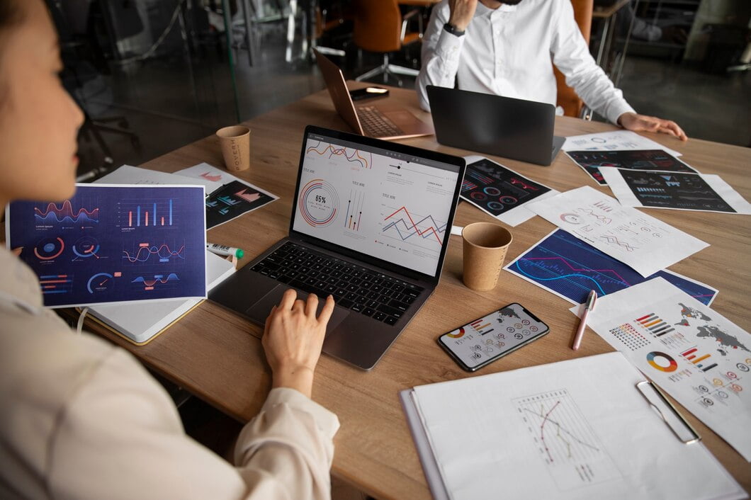 Agência Data Driven: Desempenho Impulsionado por Dados 1 Trabalhadores de escritório usando gráficos de finanças