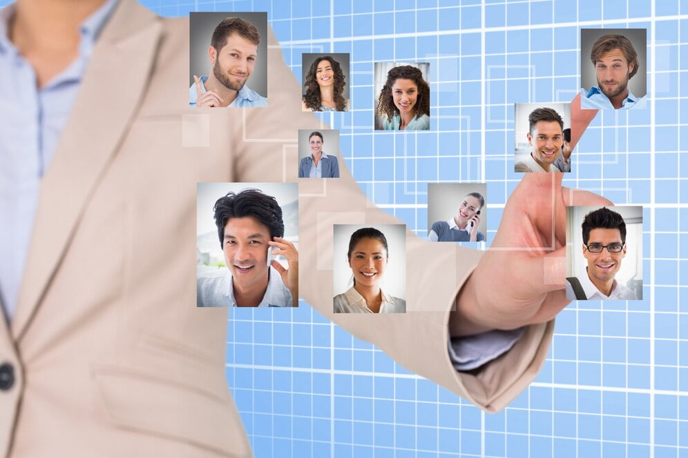O indicador que pressiona uma foto virtual