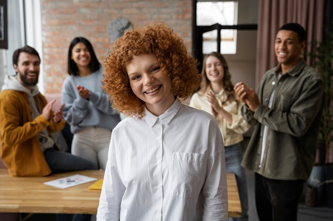 Pessoas de coworking trabalhando juntas