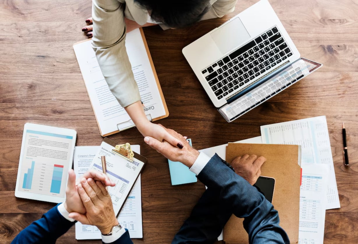 Relação entre e-mail marketing e inbound marketing Pessoas negócio, apertar mão, junto
