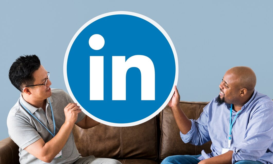 Pessoas segurando um logotipo do linkedin