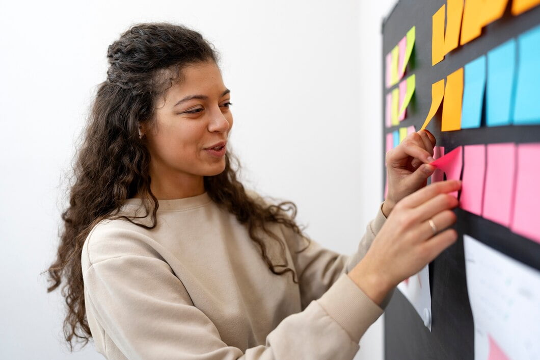 O papel da IA no planejamento estratégico Mulher sorridente de tiro médio colando post-it
