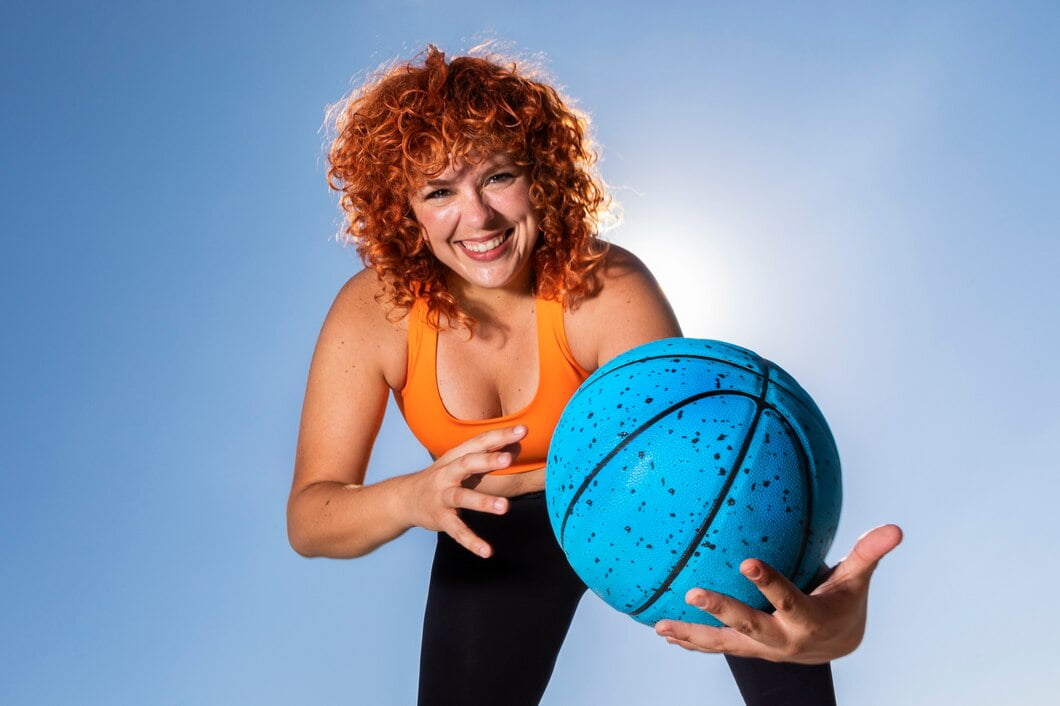 Vista inferior mulher segurando uma bola