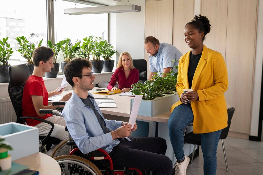 A Importância da Inclusão e da Diversidade na Publicidade Colegas de vista lateral sendo inclusivos