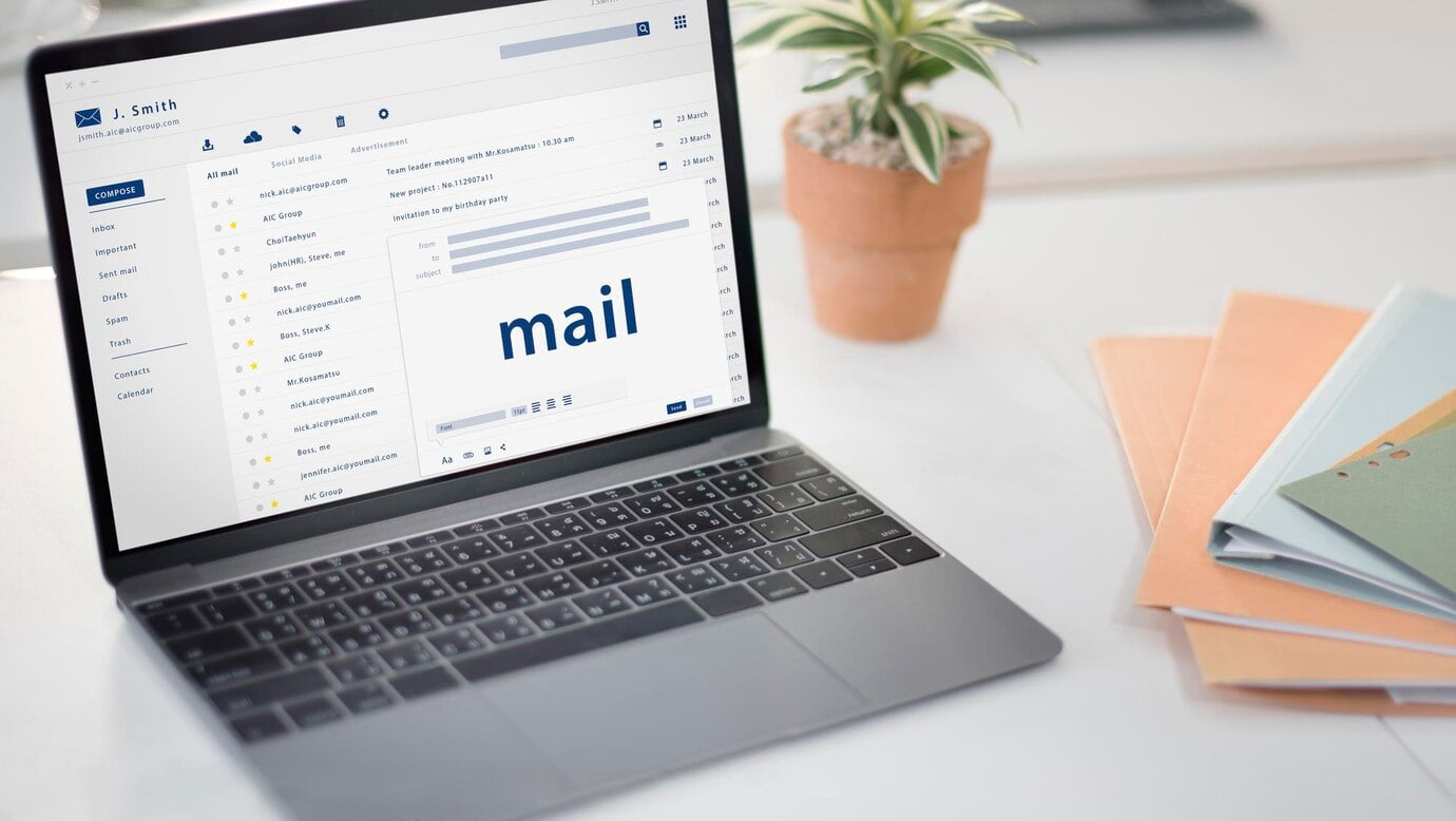 Compondo um e-mail em um dispositivo digital