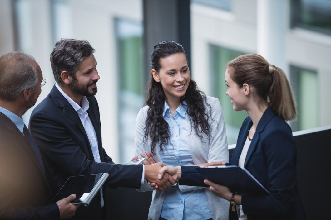 O que é personal branding? Empresários discutindo no escritório