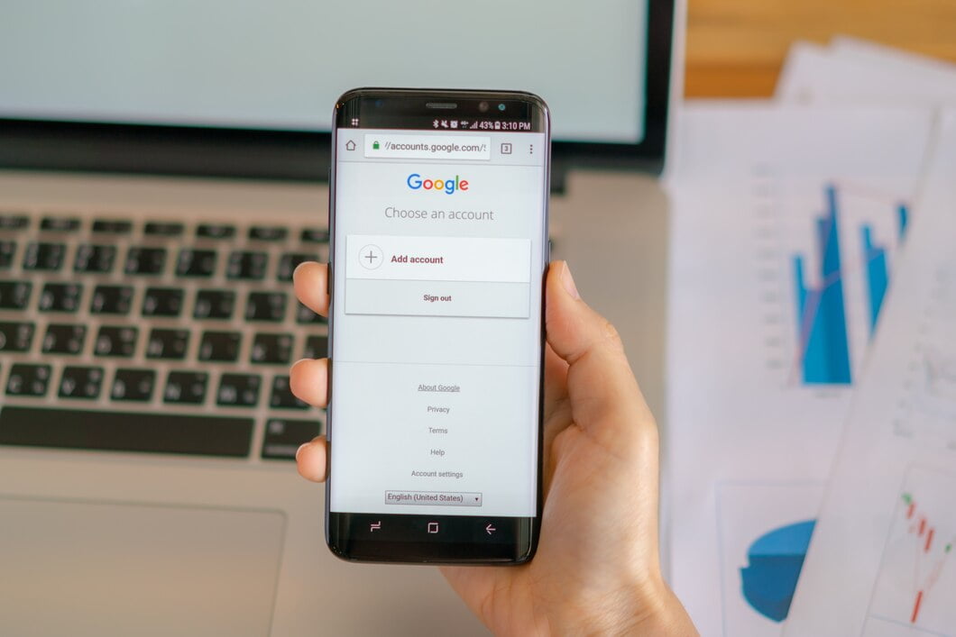 Adaptação às mudanças de comportamento do usuário Loei, Tailândia - 10 de maio de 2017: mão segurando samsung s8 com aplicativo móvel para o Google na tela.