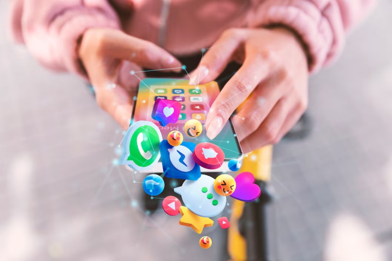 Mãos segurando o conceito de mídia social do smartphone