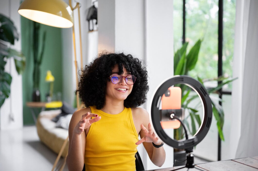Vídeos Virais: Como Criar Conteúdo De Sucesso 1 Mulher sorridente de tiro médio com luz de anel