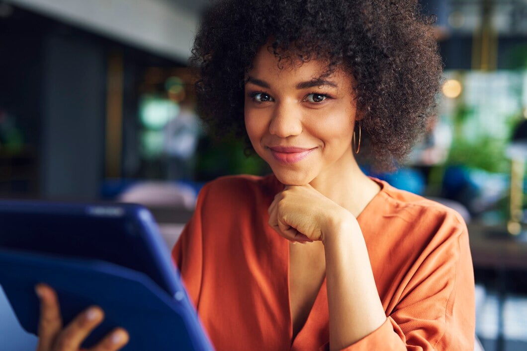 Estratégias De Personal Branding Para Cultivar Uma Presença Online Forte Retrato de uma bela mulher de negócios africana no trabalho