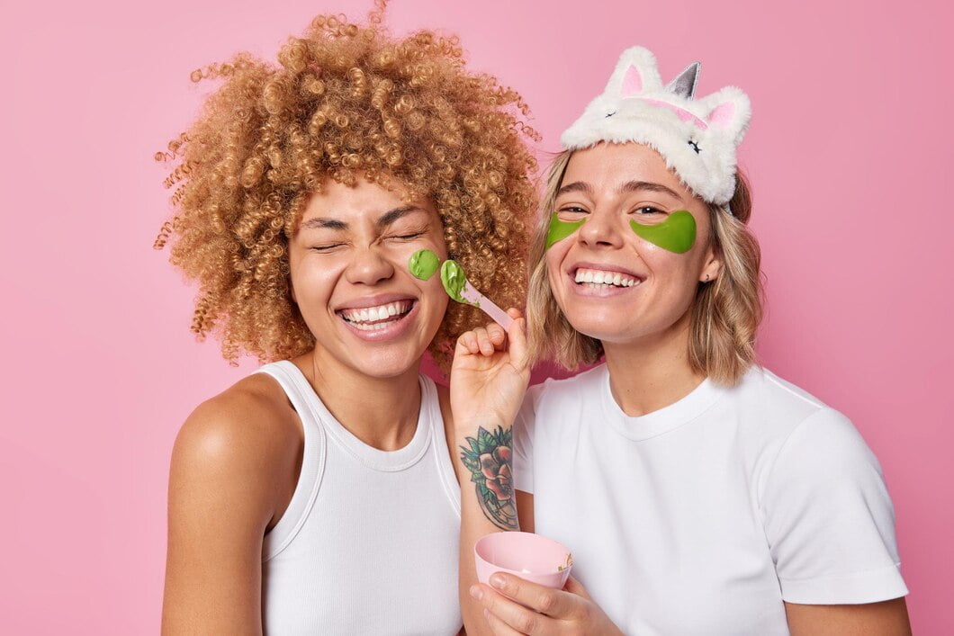 Ampliando o alcance para o público jovem: cases de sucesso Boca Rosa e Renew amigas alegres passam por procedimentos de beleza aplicam adesivos de hidrogel e máscara facial