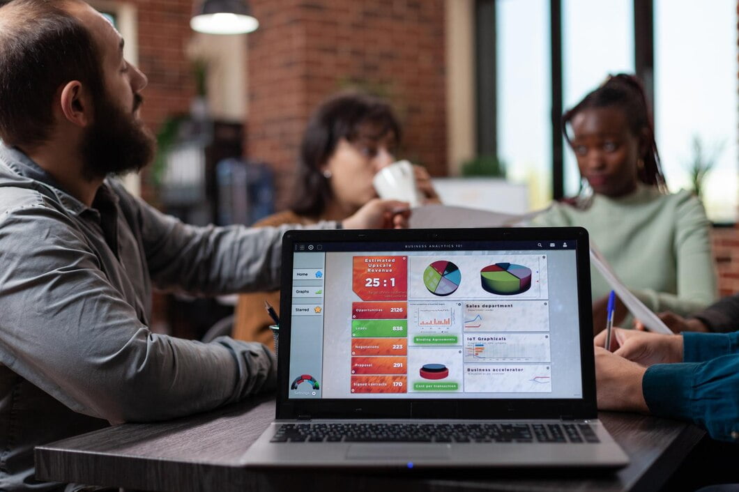 Como desenvolver uma estratégia Data-Driven Marketing? Computador portátil com gráficos da empresa na tela em pé na mesa no escritório