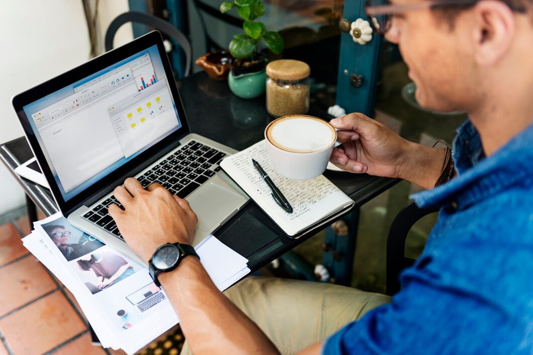 Como Melhorar a Experiência do Usuário em Seu Site? 1 Conceito de trabalho do café da cafetaria do homem