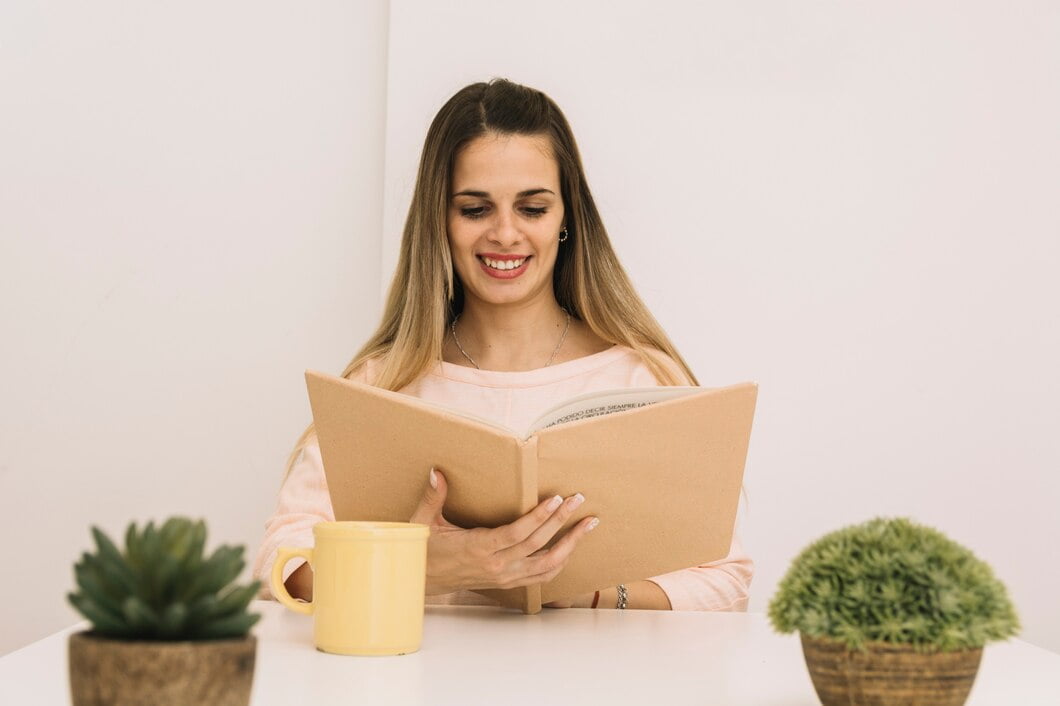 Livro de leitura de mulher sorridente na mesa 