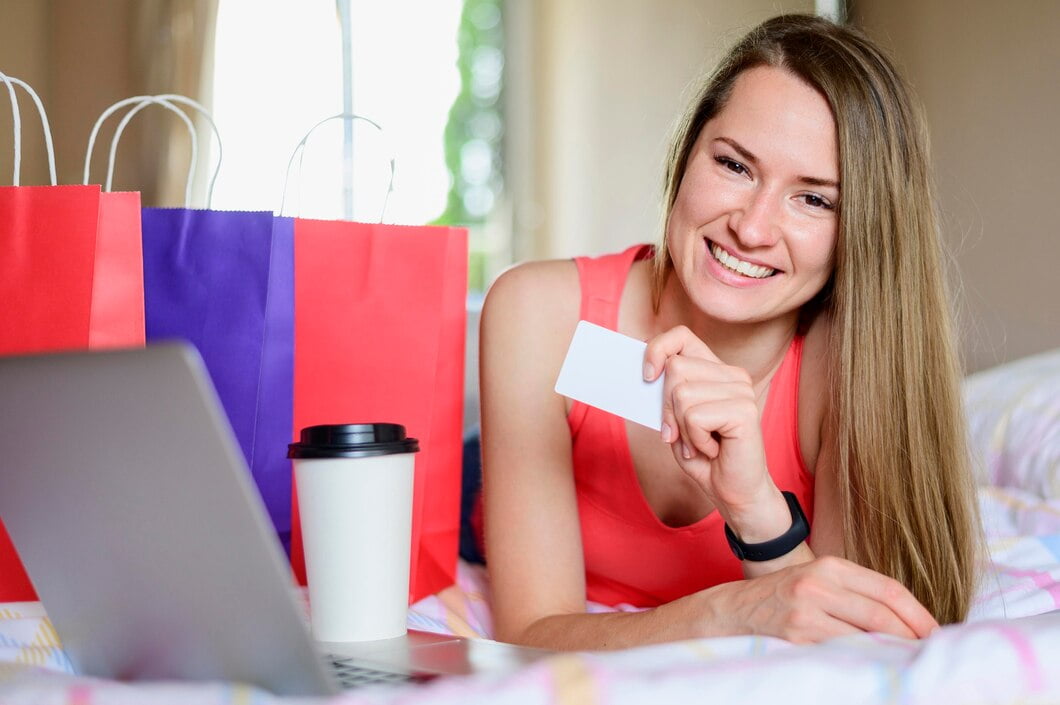 Importância do marketing para e-commerce Retrato de mulher sorridente posando com sacos de compras