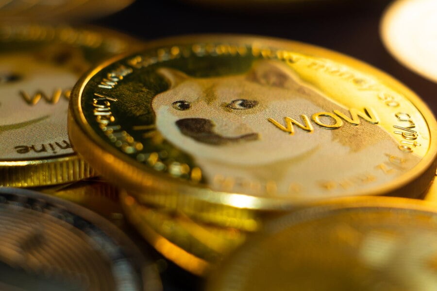 Captura aproximada de uma pilha de moedas de ouro em dinheiro de criptomoeda com uau