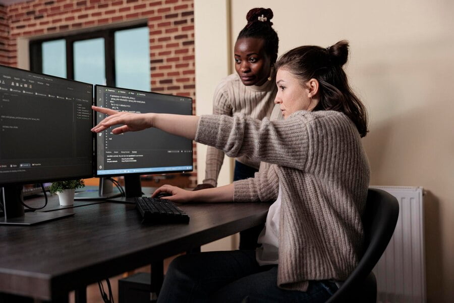 Como Escolher a Melhor Software House para Seu Projeto? Desenvolvedor de rede caucasiano apontando alto uso de poder de processamento
