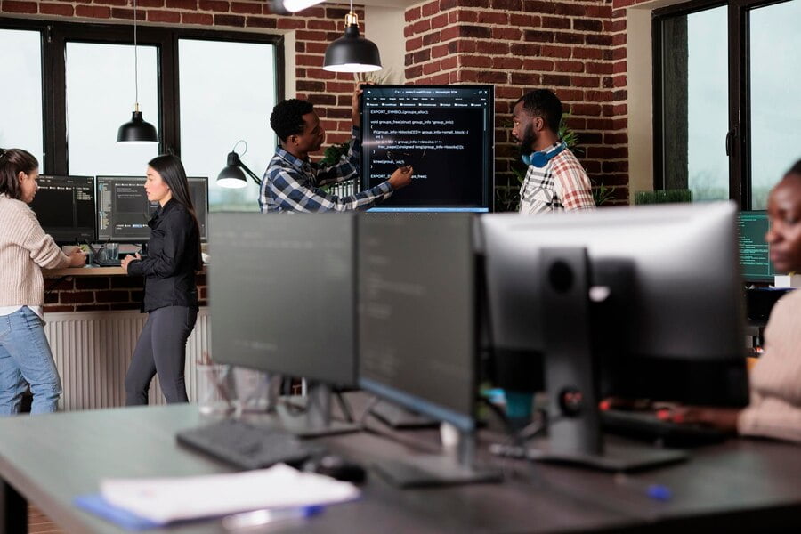 7 dicas para escolher a melhor software house Desenvolvedores de empresas de segurança cibernética criptografando o sistema de dados