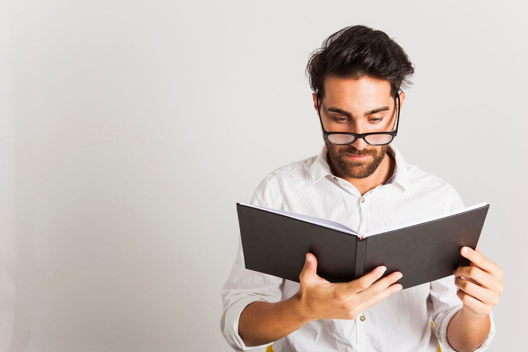 Homem de negócios lendo um livro