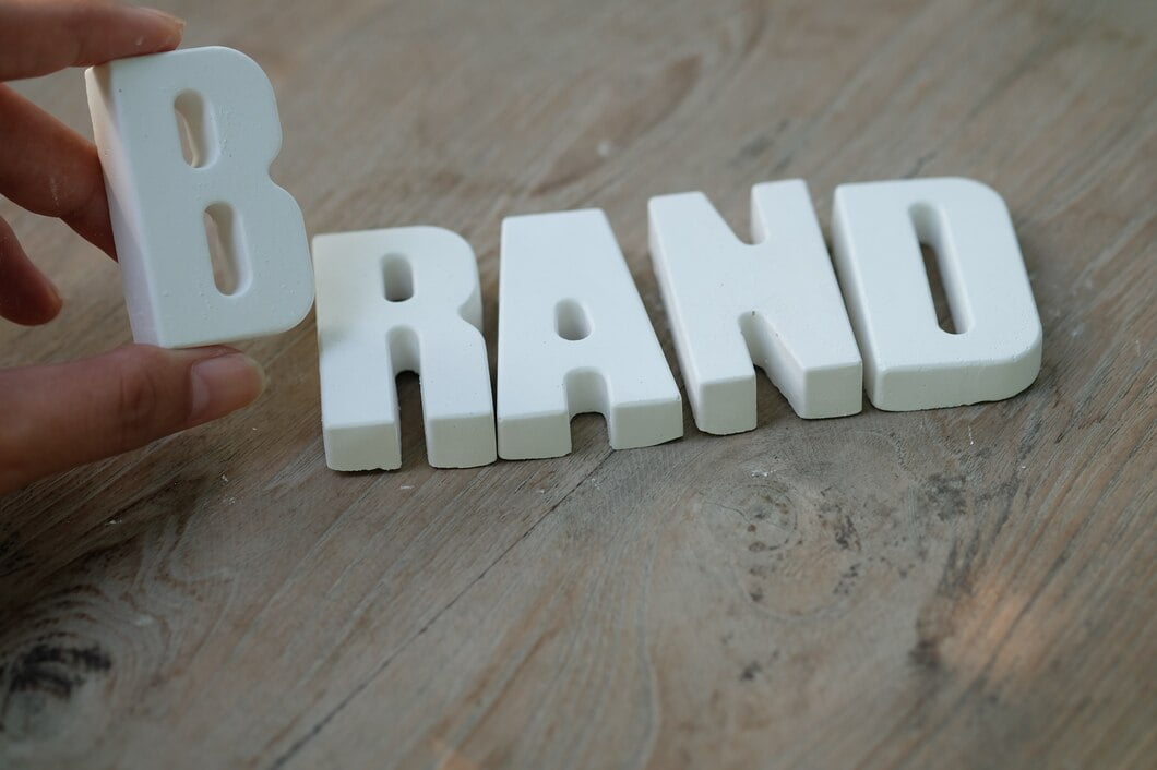 Empresas com marca forte vs preço: o que é melhor? Mano arrumar letras brancas BRAND