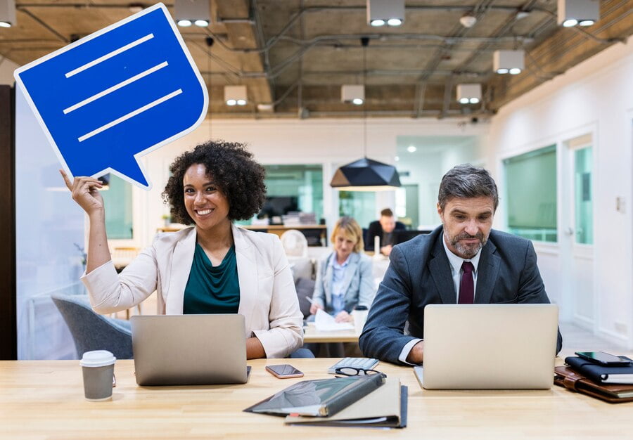 10 dicas para uma Comunicação Institucional Impactante Mulher alegre com uma bolha do discurso