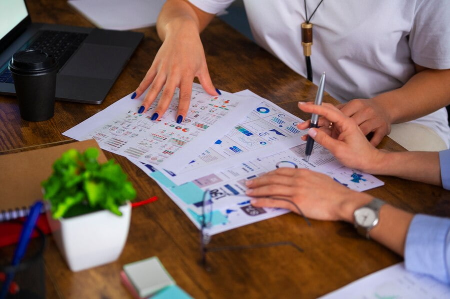 5 estrategias de consultoría de marketing que funcionan Mulheres trabalhando juntas no alto ângulo do escritório