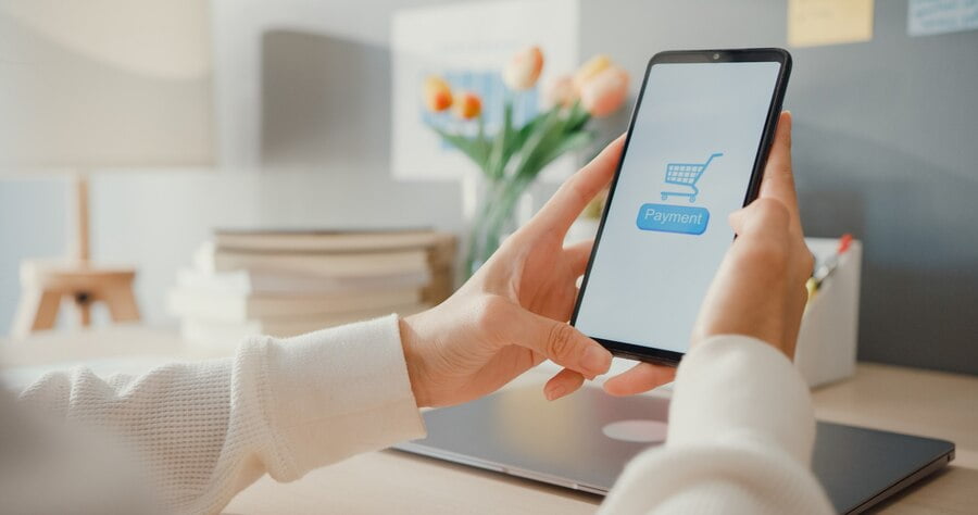 Funcionalidades móveis que podem ser integradas ao site A jovem senhora usa o produto de compra on-line do pedido do celular