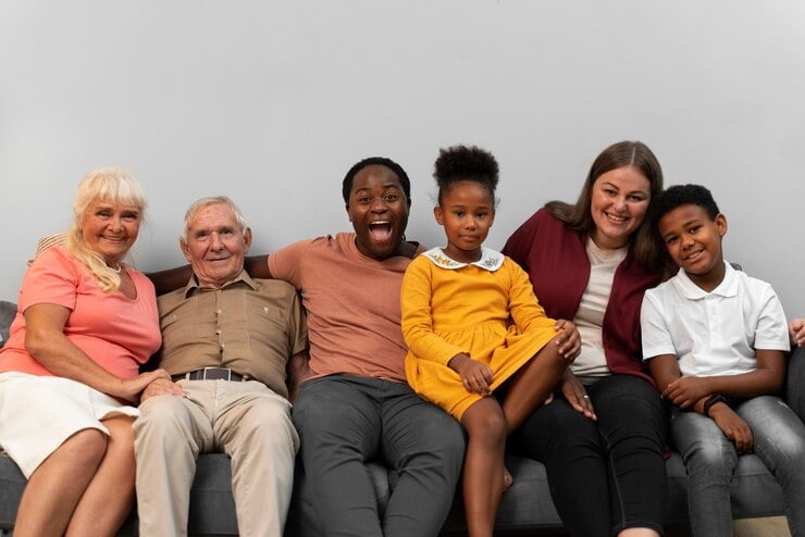 Comunicação Direcionada para Gerações: Melhores Táticas Linda família feliz posando juntos no dia de ação de graças