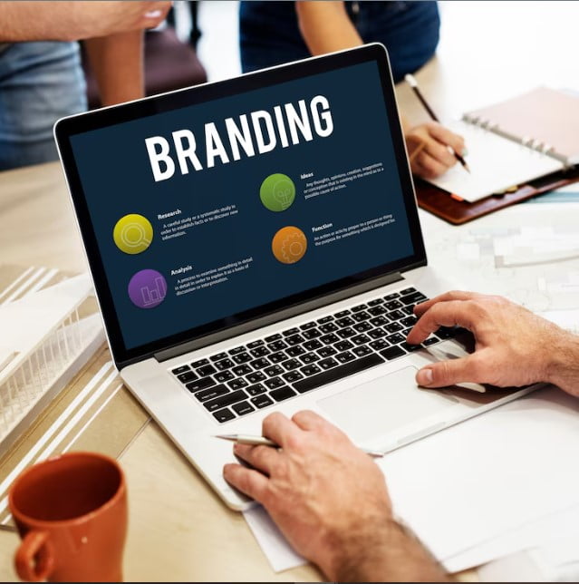 7 melhores estratégias de branding para diferenciar a sua marca e alavancar o seu negócio Online marketing and branding concept on laptop screen