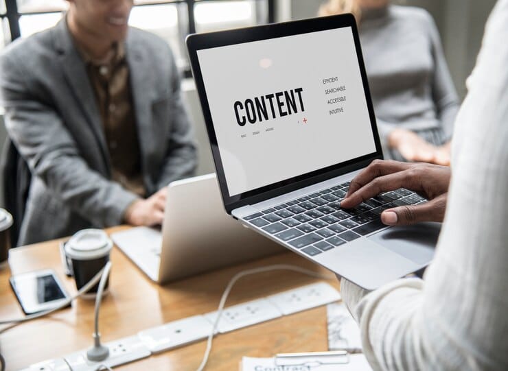 Conceito de conteúdo em uma tela de laptop
