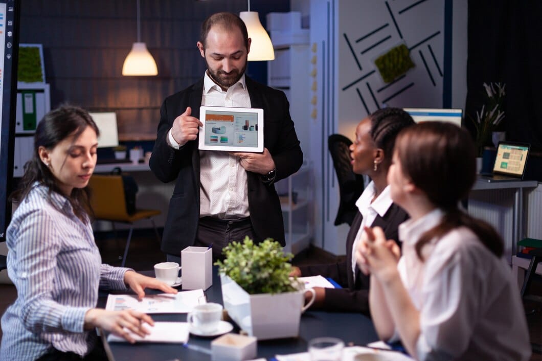 Empresário focado mostrando apresentação de gráficos corporativos