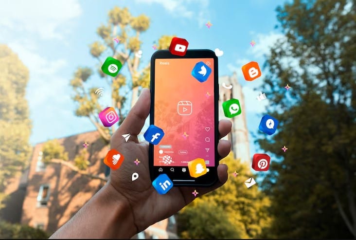Mão segurando o conceito de mídia social do smartphone
