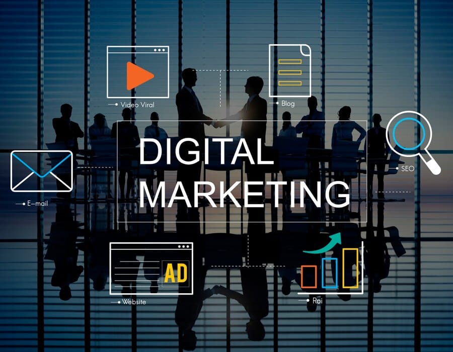 Marketing digital com ícones e empresários